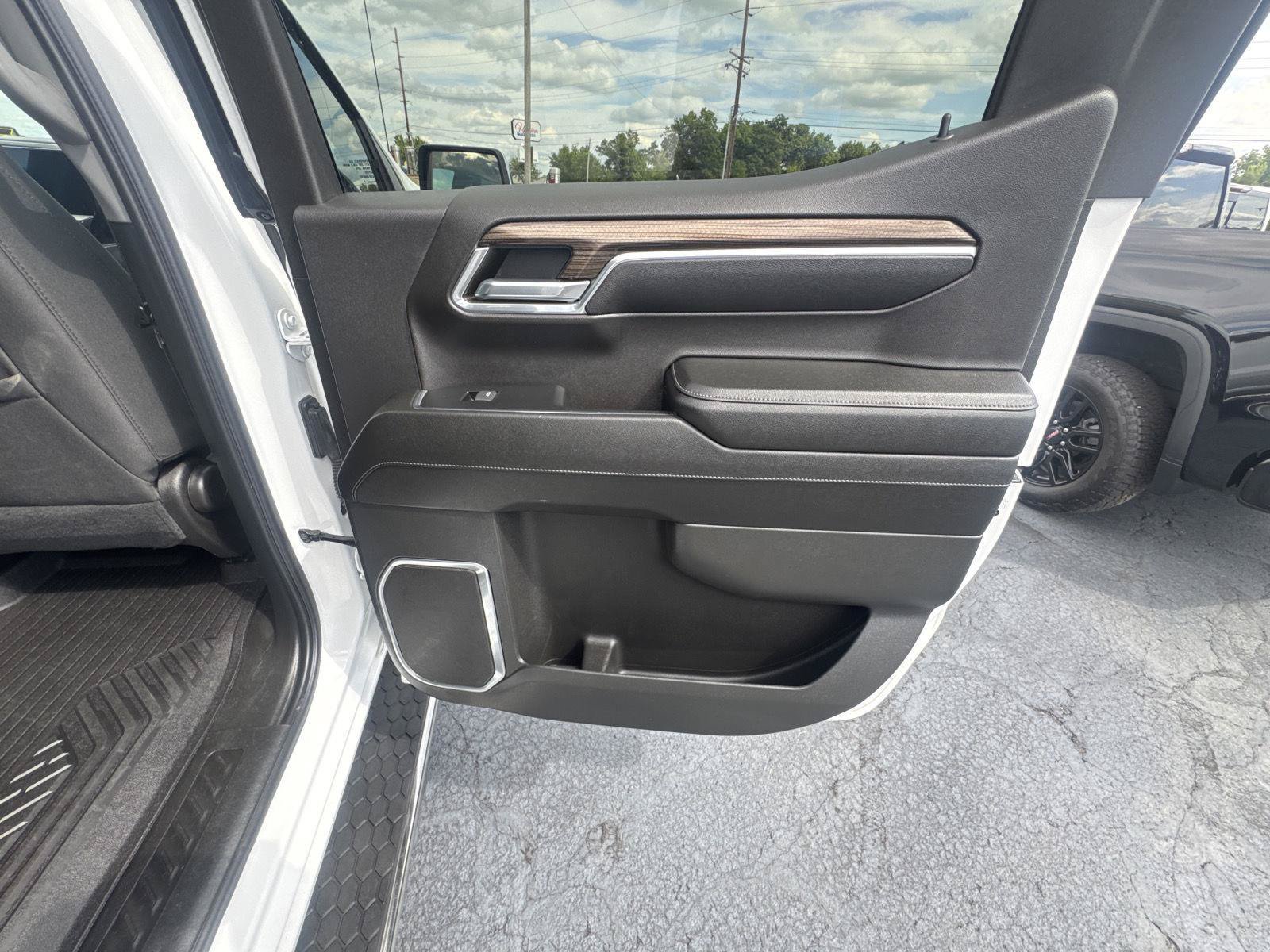 Used 2023 Chevrolet Silverado 1500 LT AWD/4WD image 15