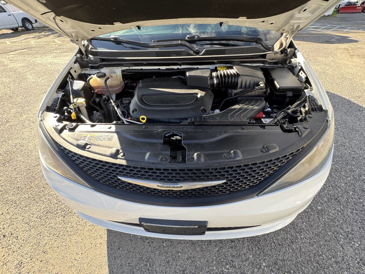 Used 2022 Chrysler Voyager LX image 33