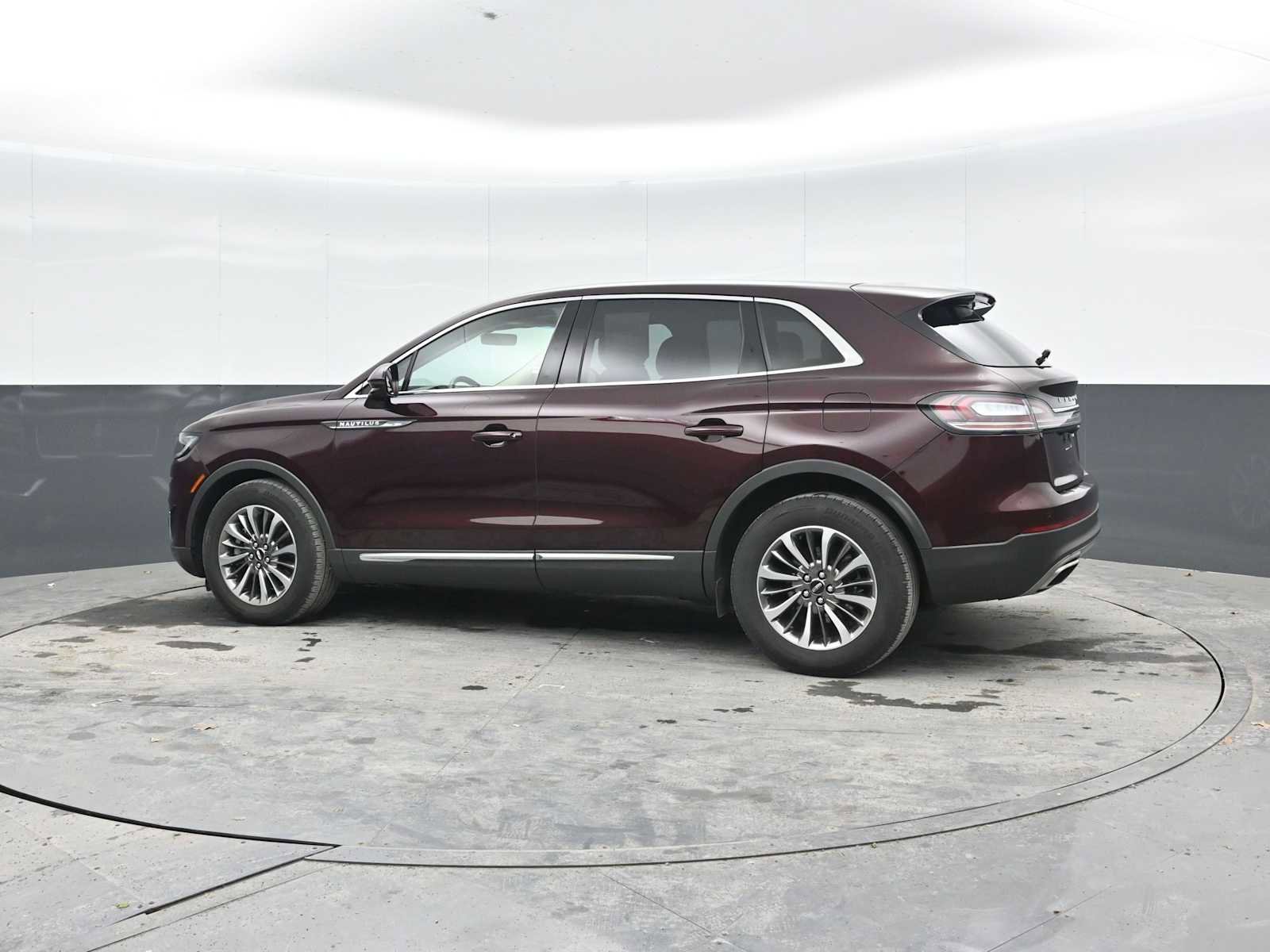 Used 2019 Lincoln Nautilus Select AWD/4WD image 2