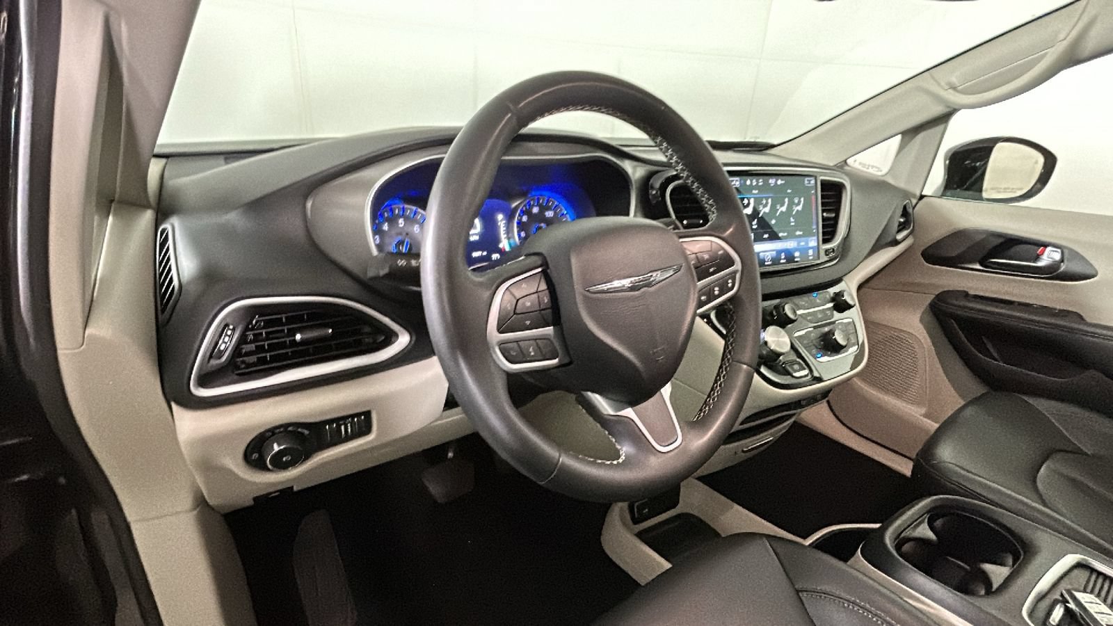 Used 2024 Chrysler Pacifica Touring-L FWD image 15