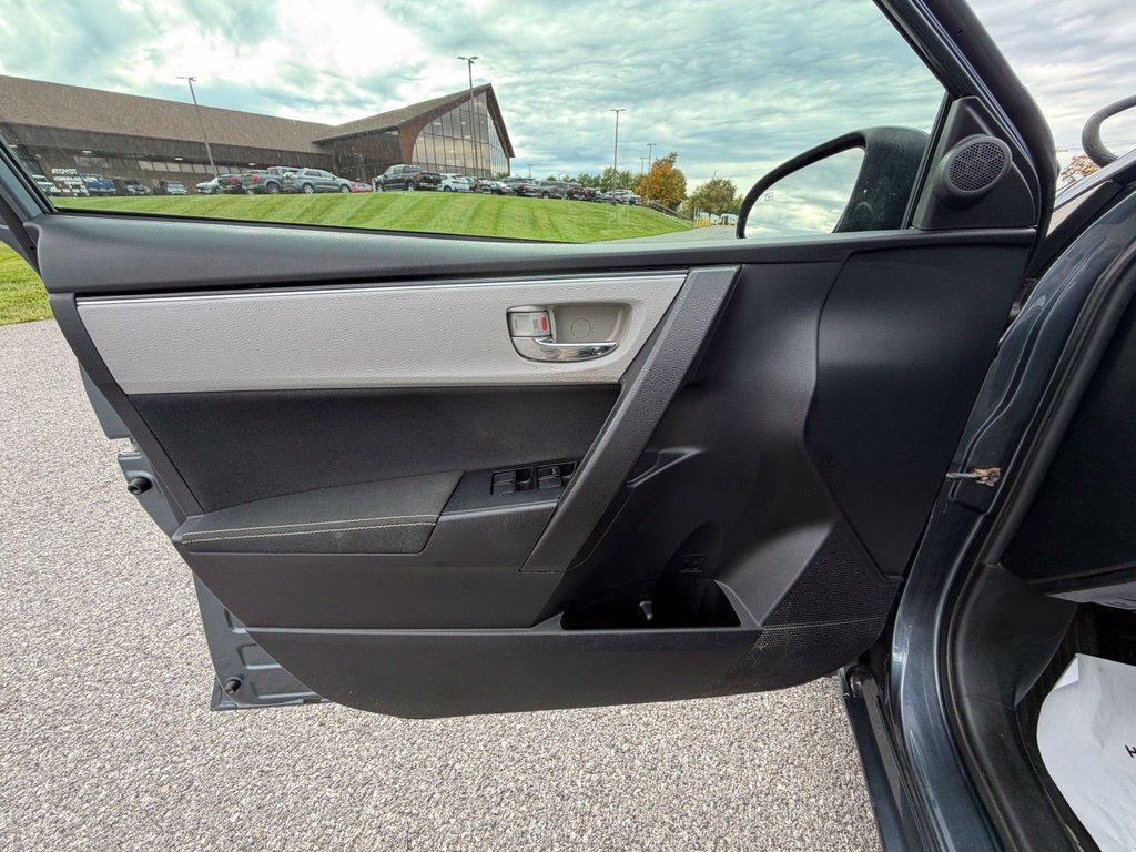 Used 2018 Toyota Corolla LE FWD image 14