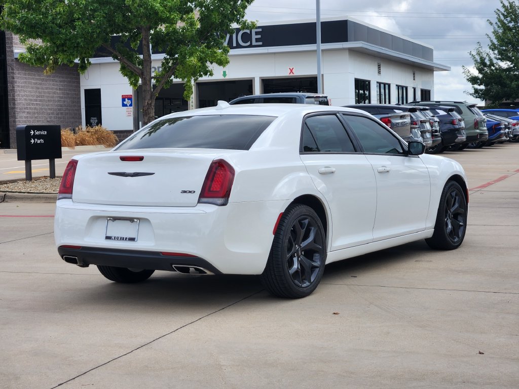 Used 2023 Chrysler 300 Touring w/ Sport Appearance Package RWD image 4