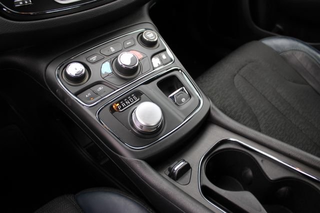 Used 2015 Chrysler 200 S FWD image 20