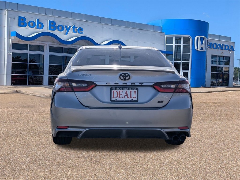 Used 2022 Toyota Camry SE image 4