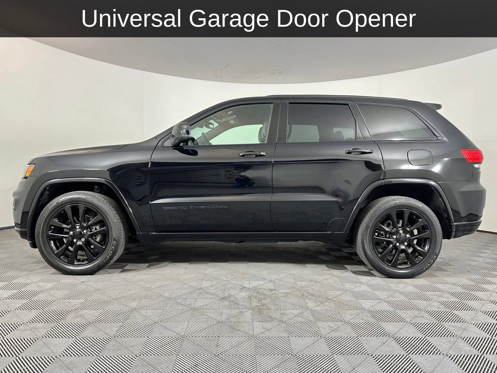 Used 2018 Jeep Grand Cherokee Altitude RWD image 12