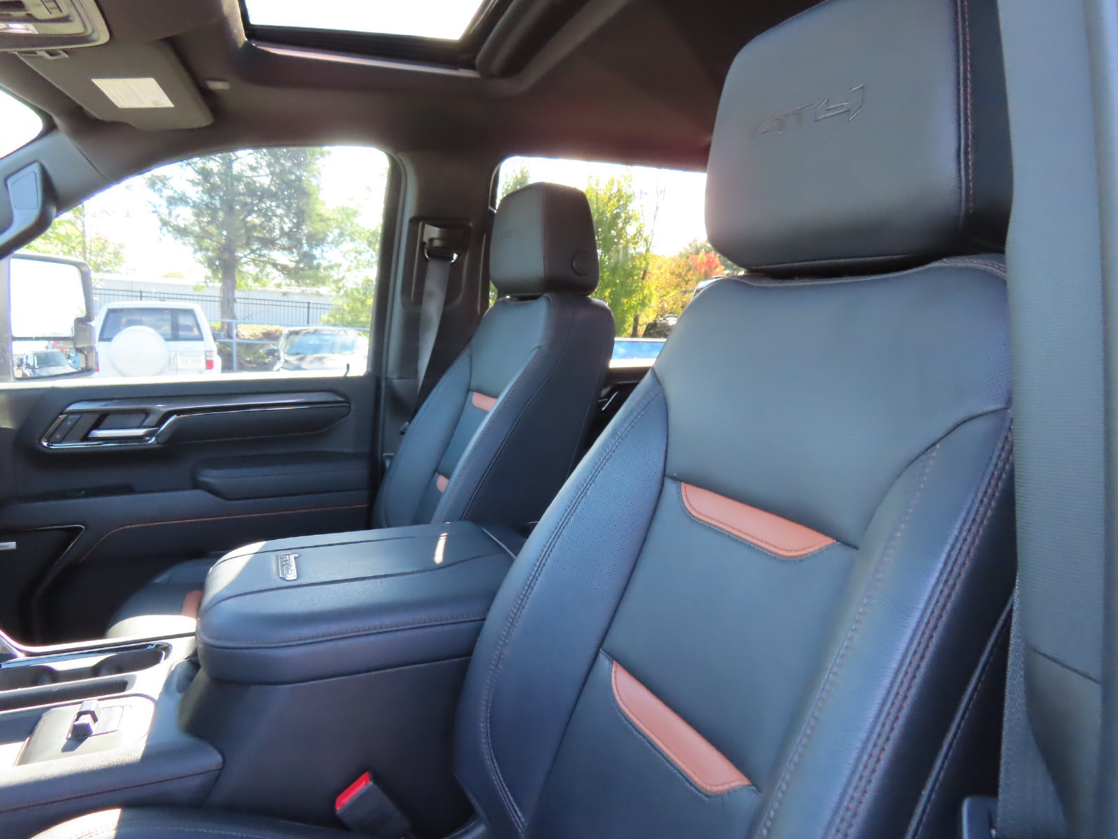 Used 2024 GMC Sierra 2500 AT4 w/ AT4 Premium Plus Package AWD/4WD image 33