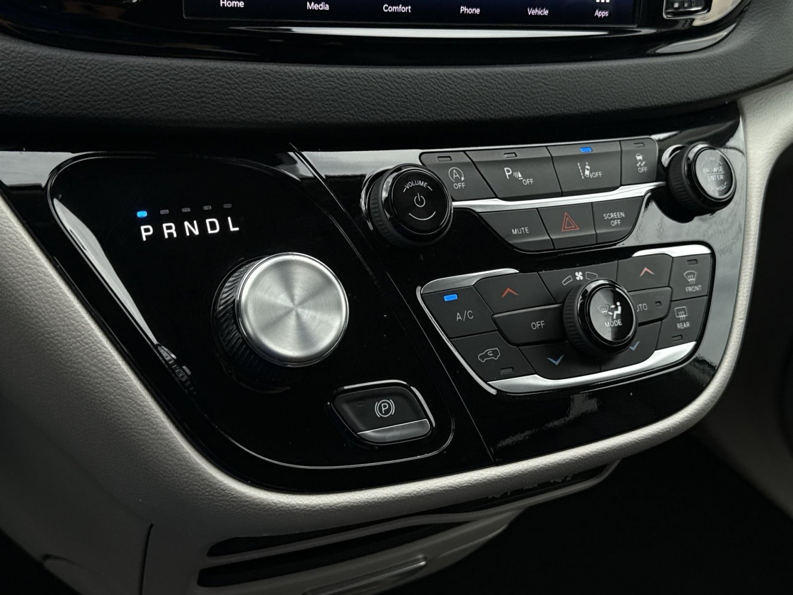 Used 2024 Chrysler Pacifica Touring-L FWD image 22