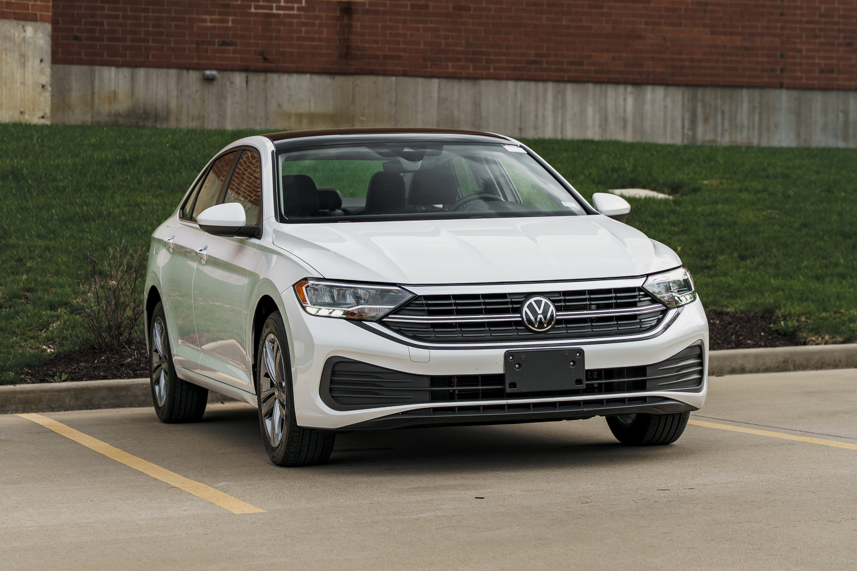 Used 2023 Volkswagen Jetta SE image 2