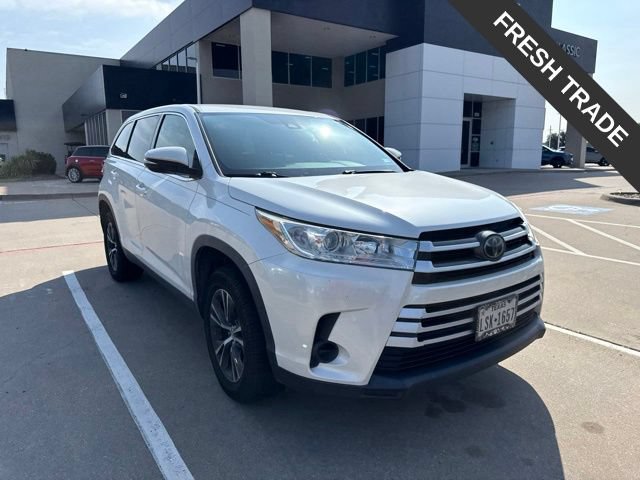 Used 2019 Toyota Highlander LE FWD image 2