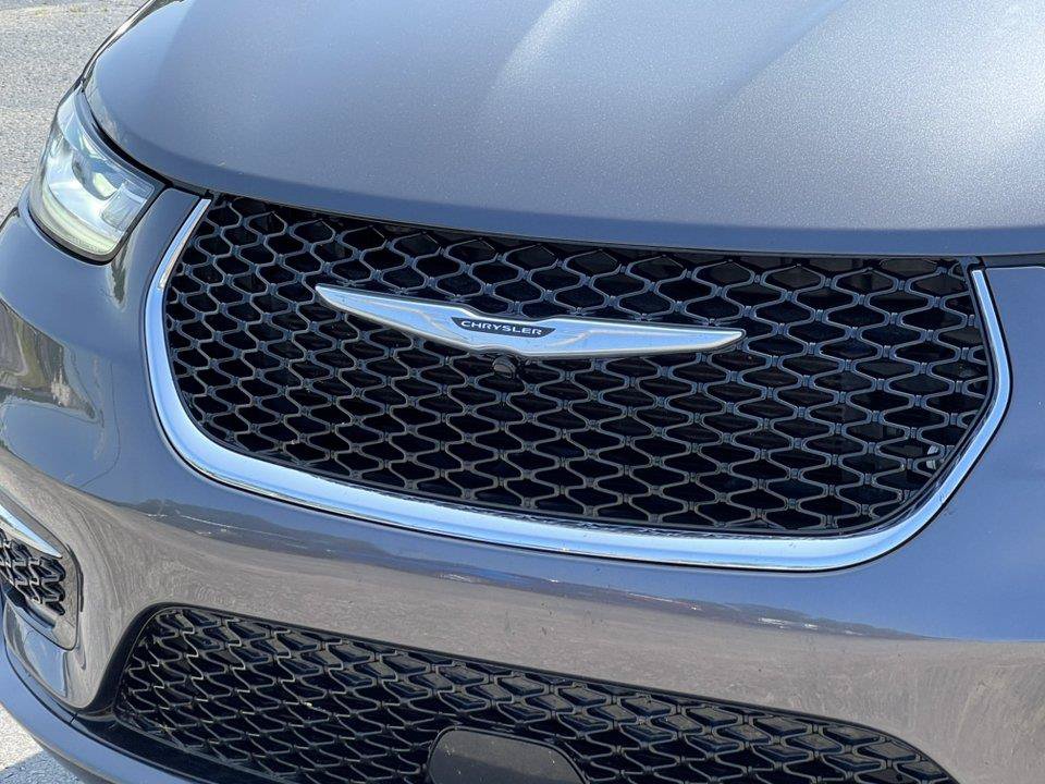Used 2023 Chrysler Pacifica Touring FWD image 35