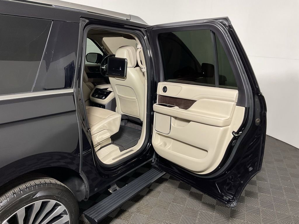 Used 2019 Lincoln Navigator L Reserve image 32