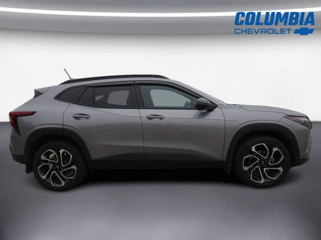 Used 2025 Chevrolet Trax RS w/ Sunroof Package FWD image 2