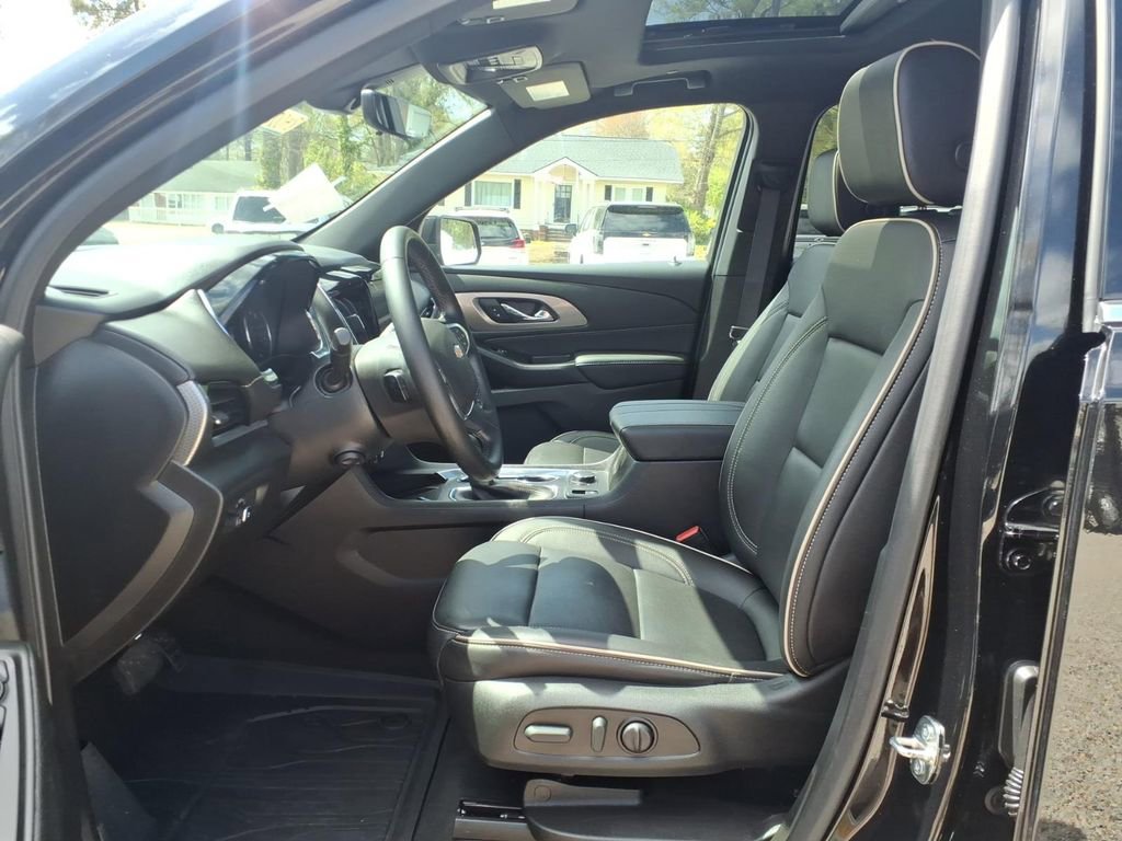 Used 2023 Chevrolet Traverse Premier image 18
