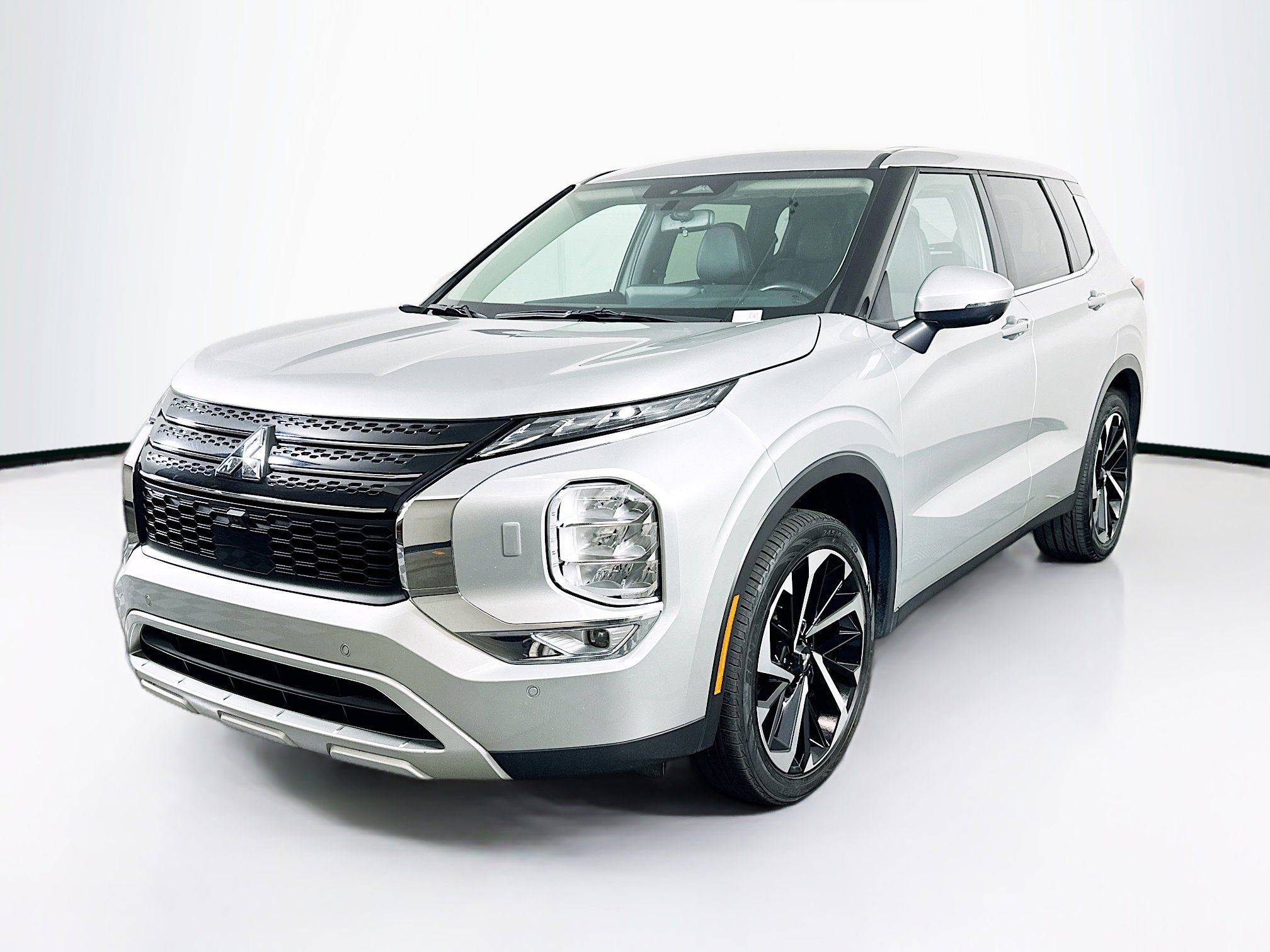 Used 2024 Mitsubishi Outlander SE image 3