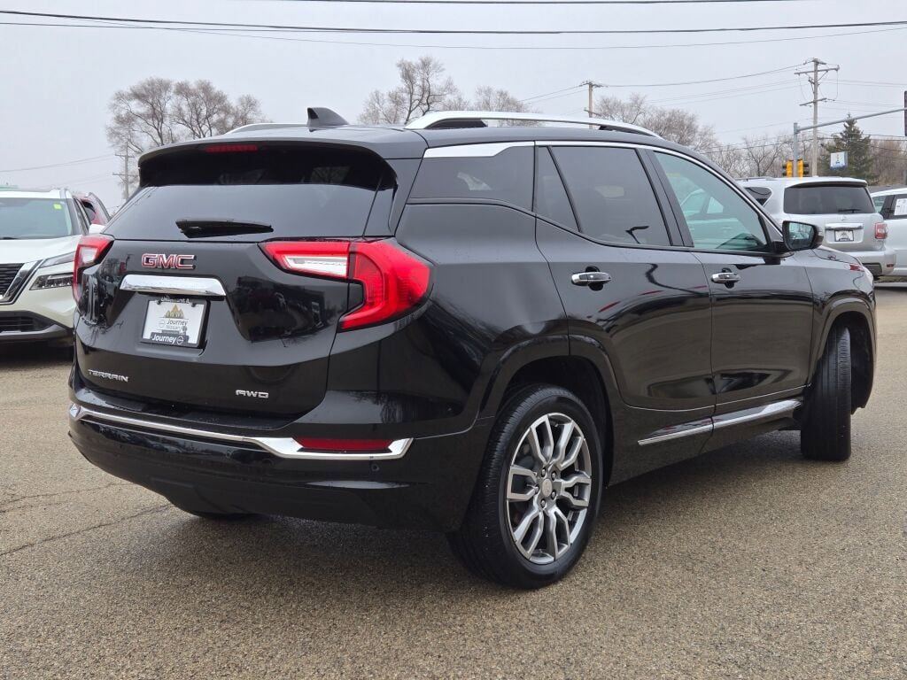 Used 2024 GMC Terrain Denali w/ Denali Premium Package image 11