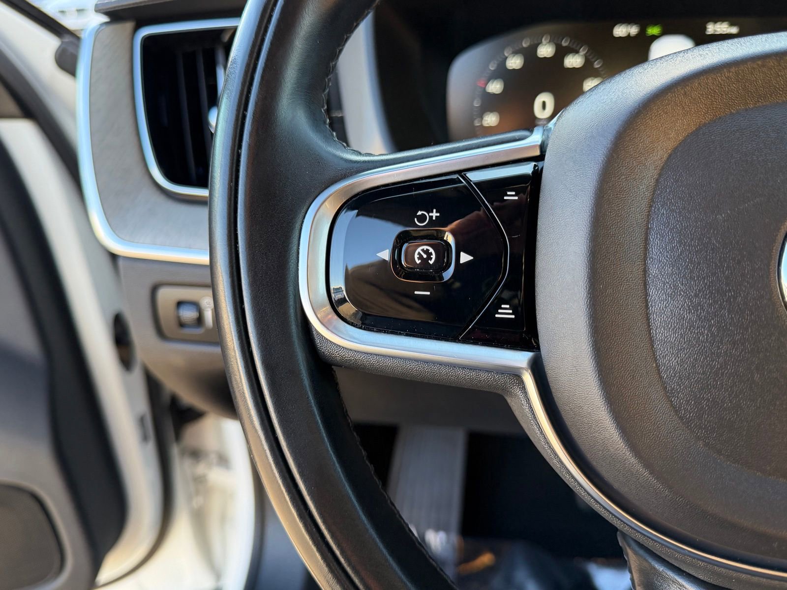 Used 2020 Volvo XC60 T5 Inscription w/ Protection Package Premier image 28