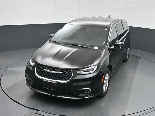 Used 2025 Chrysler Pacifica Select image 35