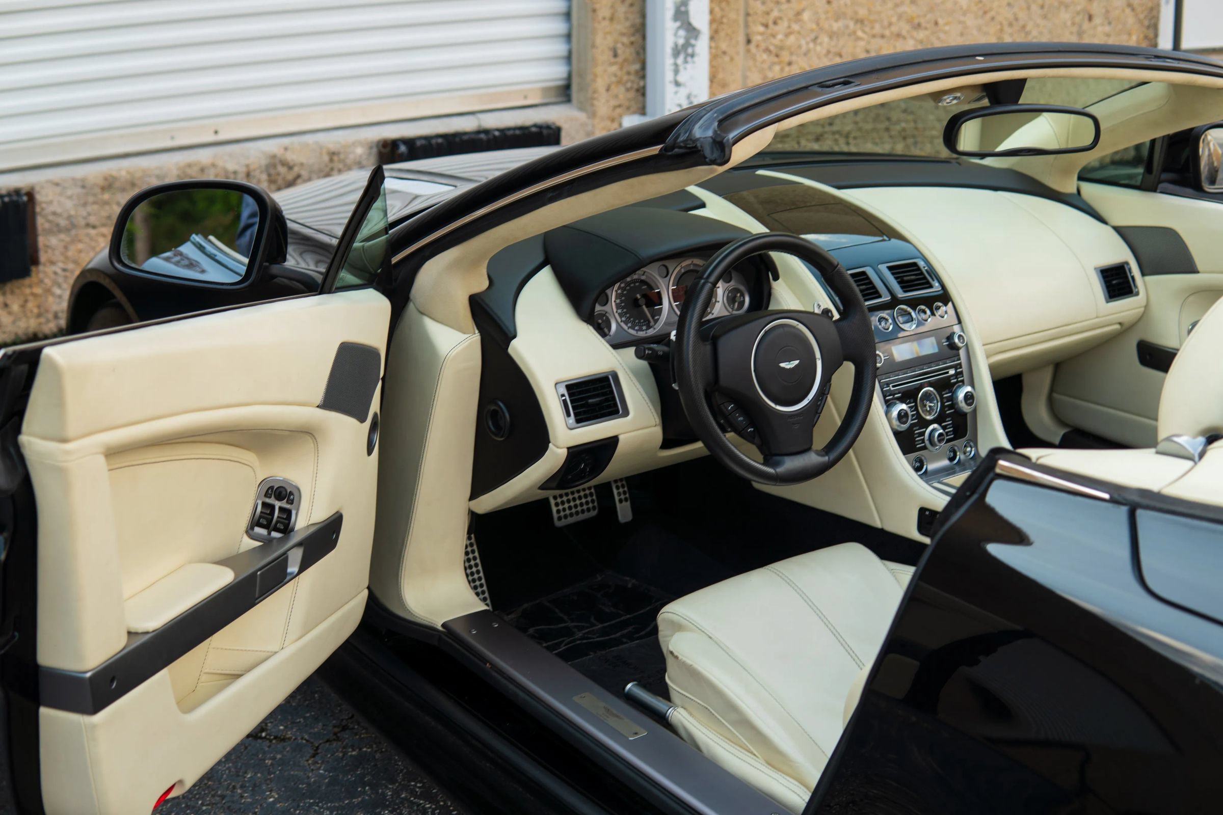 Used 2013 Aston Martin V8 Vantage Roadster RWD image 24