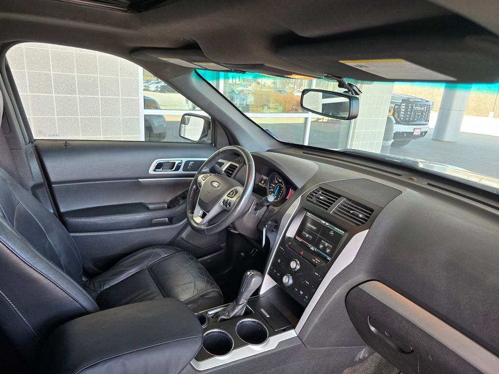 Used 2014 Ford Explorer XLT w/ Equipment Group 202A image 16