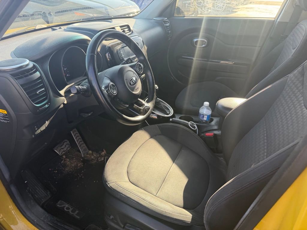 Used 2015 Kia Soul ! FWD image 6