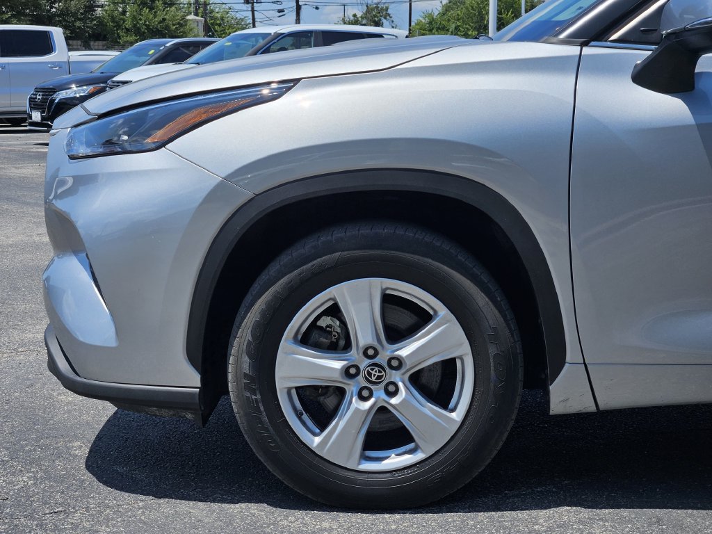 Used 2023 Toyota Highlander LE FWD image 9