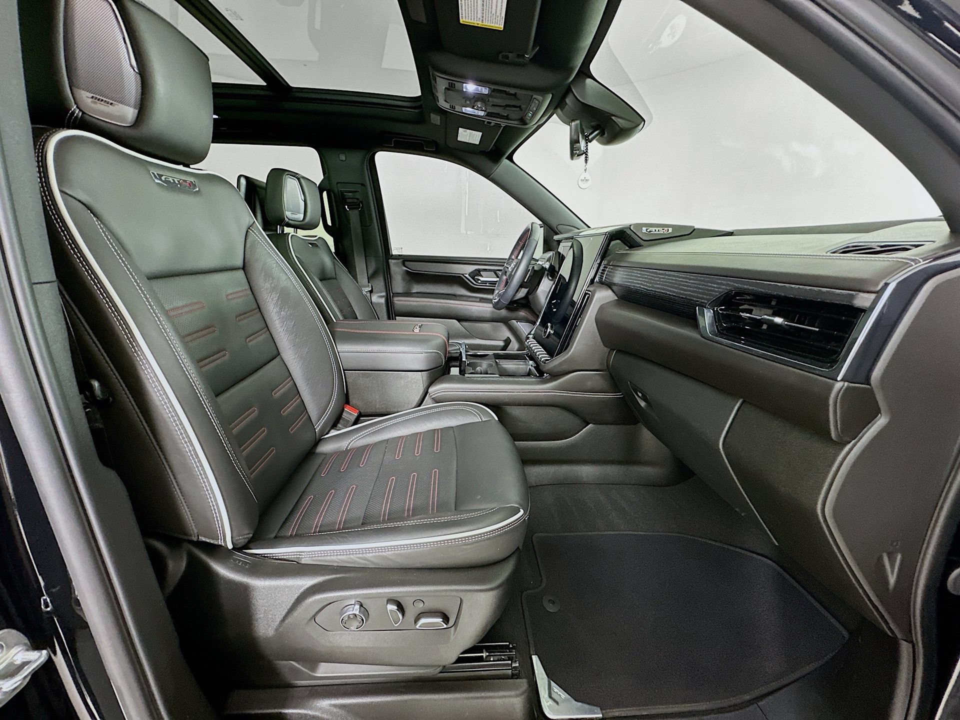 Used 2025 GMC Yukon AT4 Ultimate AWD/4WD image 31