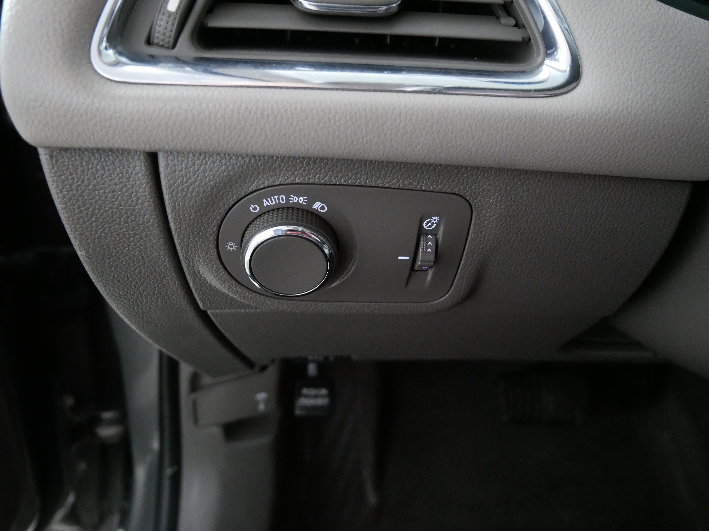 Used 2018 Chevrolet Cruze Premier image 26