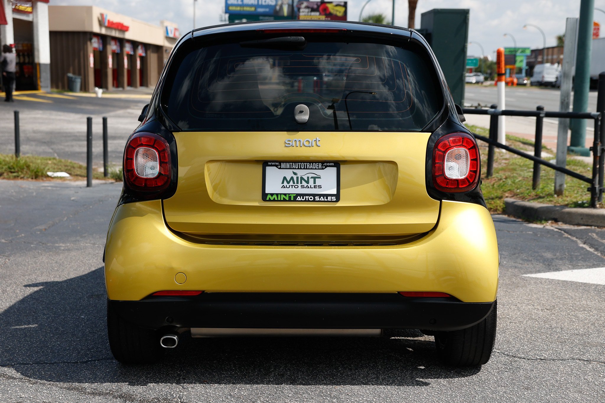 Used 2017 smart fortwo Proxy RWD image 11