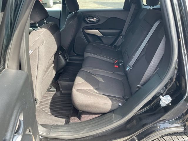 Used 2017 Jeep Cherokee Latitude w/ Comfort/Convenience Group AWD/4WD image 11