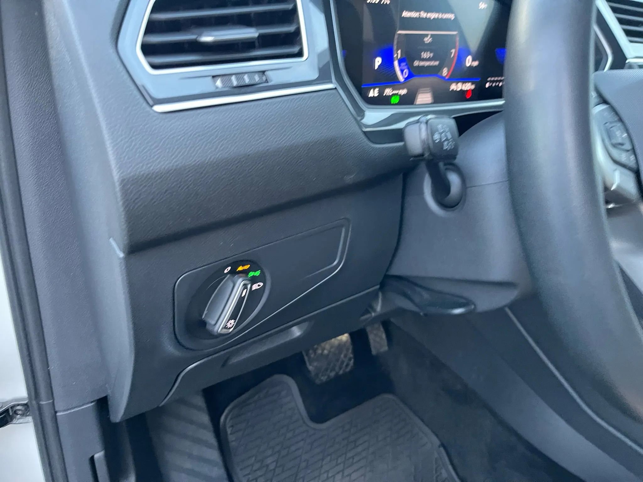 Used 2024 Volkswagen Tiguan SE image 19