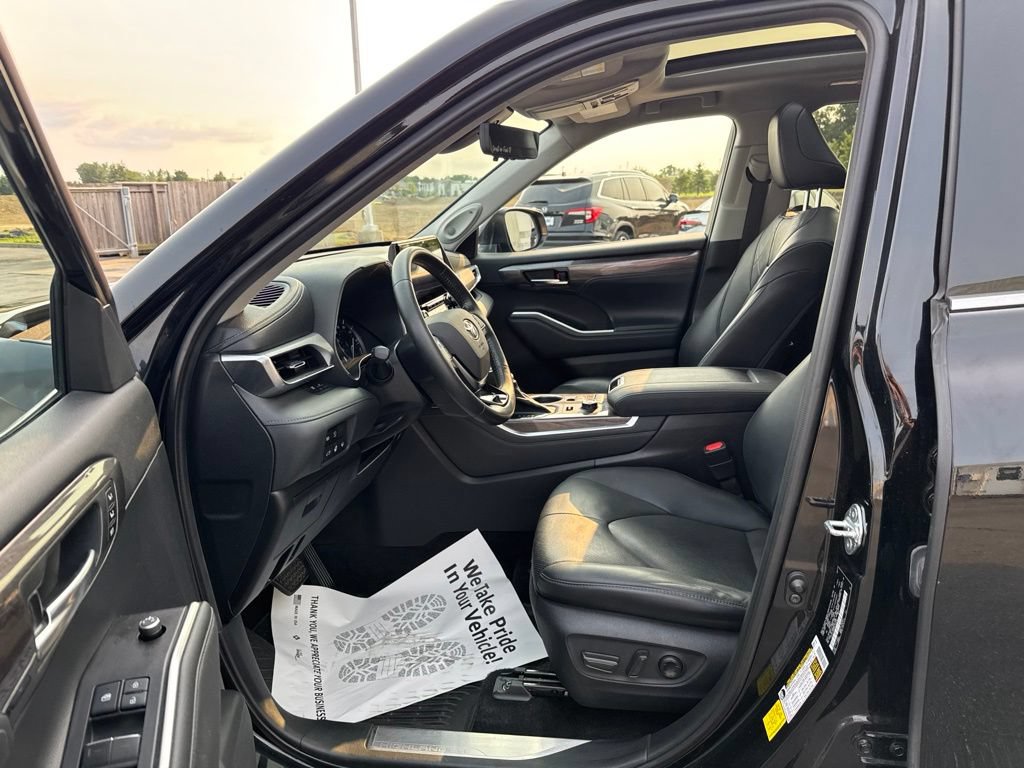 Used 2021 Toyota Highlander Platinum AWD/4WD image 34
