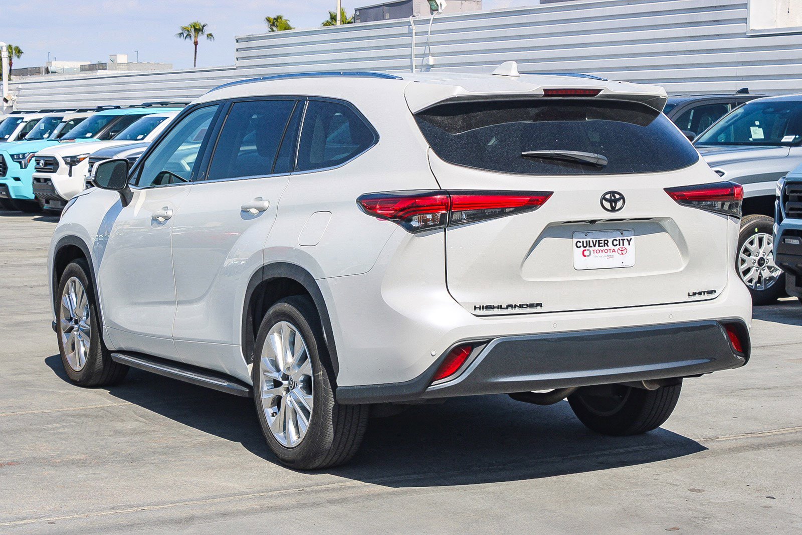Used 2023 Toyota Highlander Limited FWD image 13