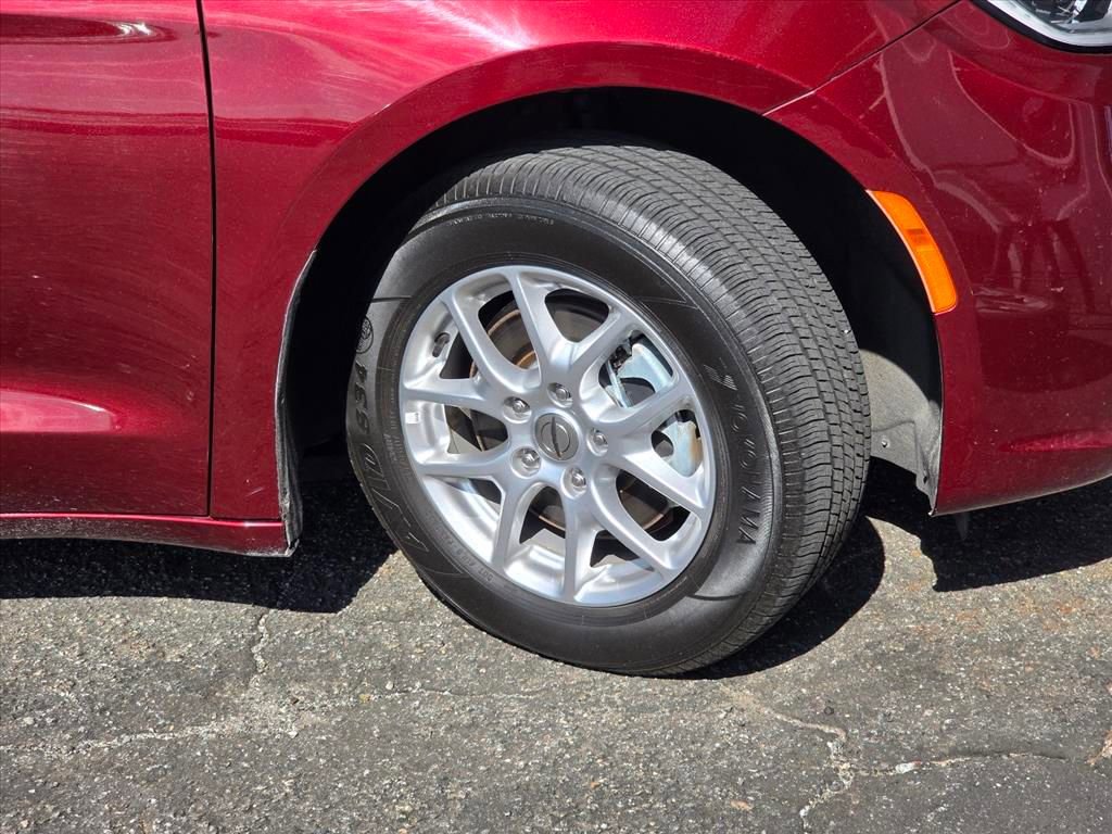 Used 2023 Chrysler Pacifica Touring-L image 19