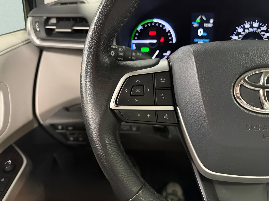 Used 2021 Toyota Sienna XLE image 12