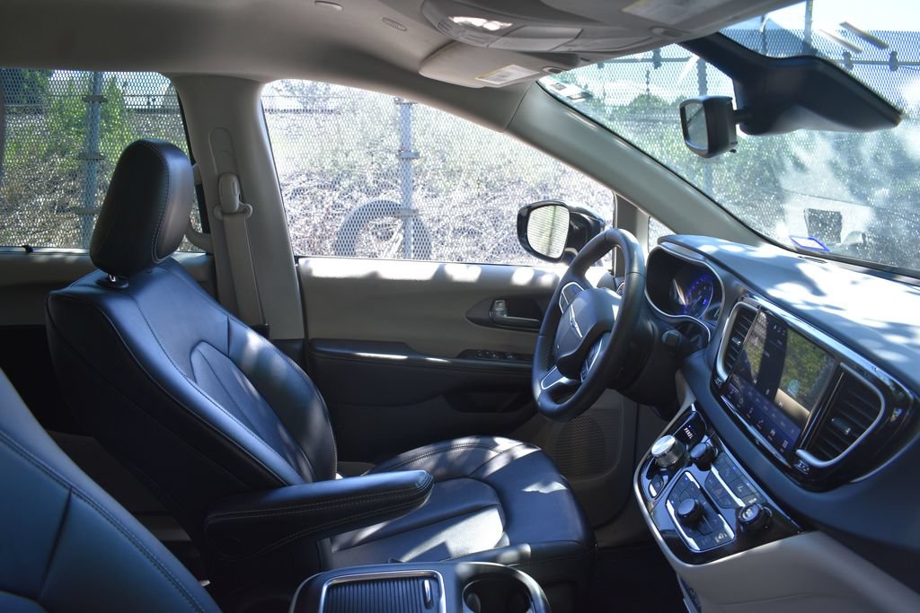 Used 2024 Chrysler Pacifica Touring-L FWD image 20