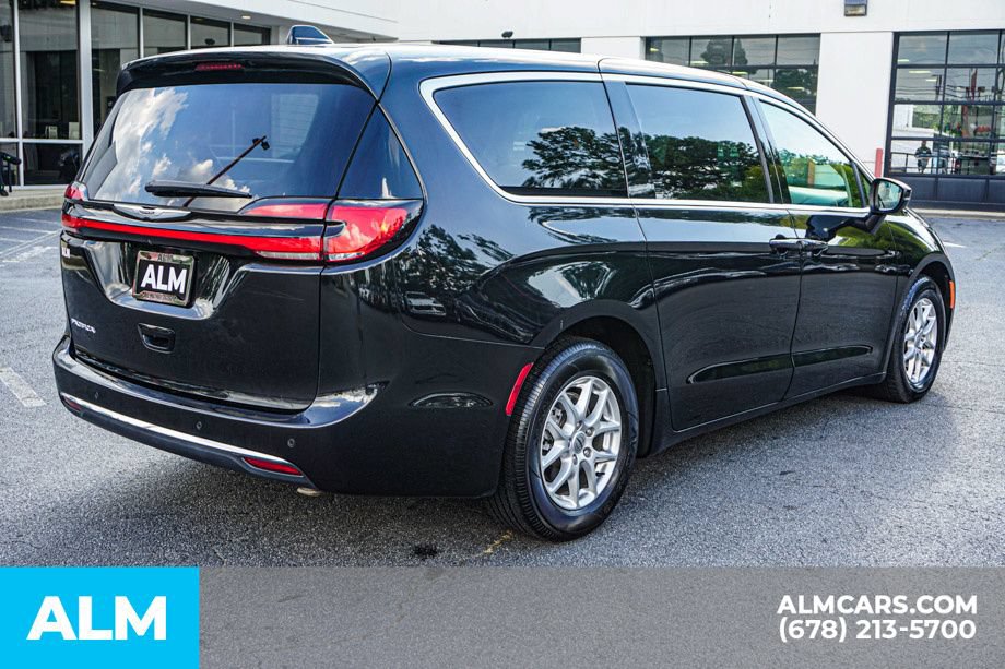 Used 2023 Chrysler Pacifica Touring-L FWD image 5
