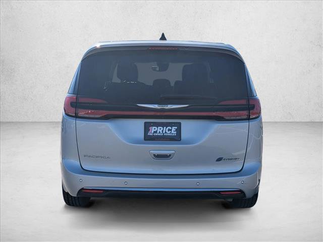 Used 2024 Chrysler Pacifica Select image 6