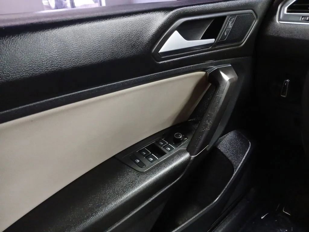 Used 2020 Volkswagen Tiguan SE w/ Panoramic Sunroof Package FWD image 17