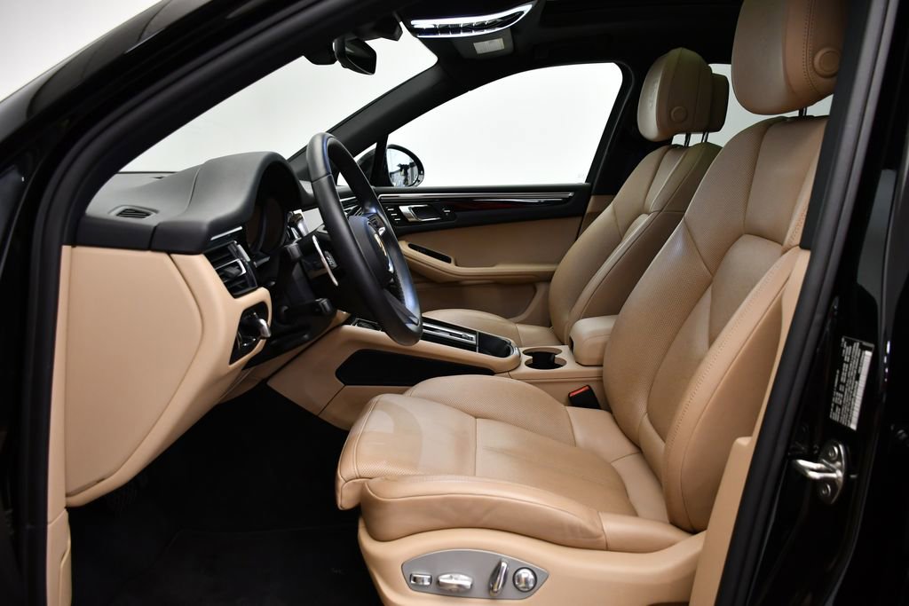 Certified 2023 Porsche Macan image 5
