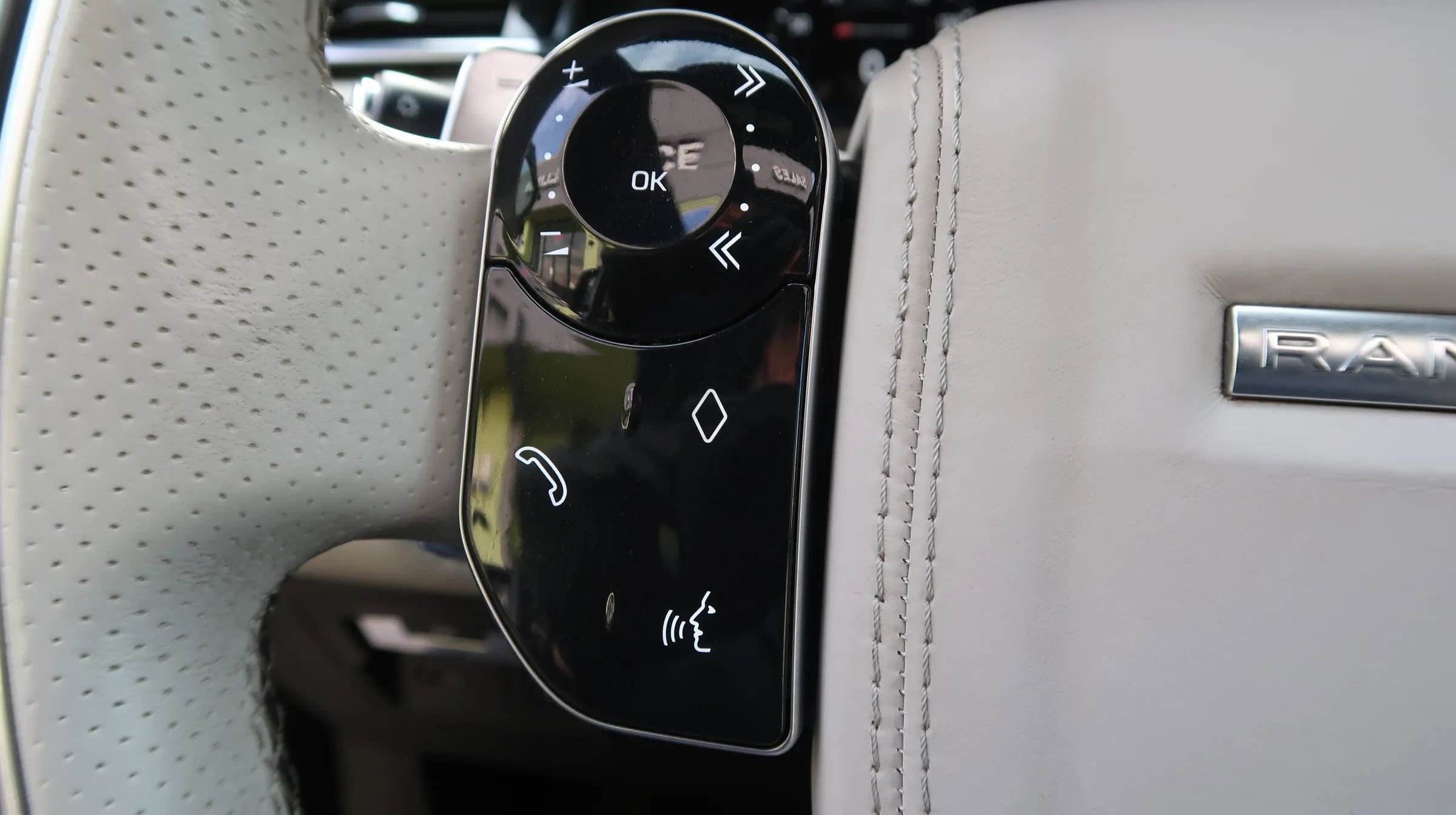 Used 2018 Land Rover Range Rover Velar image 41