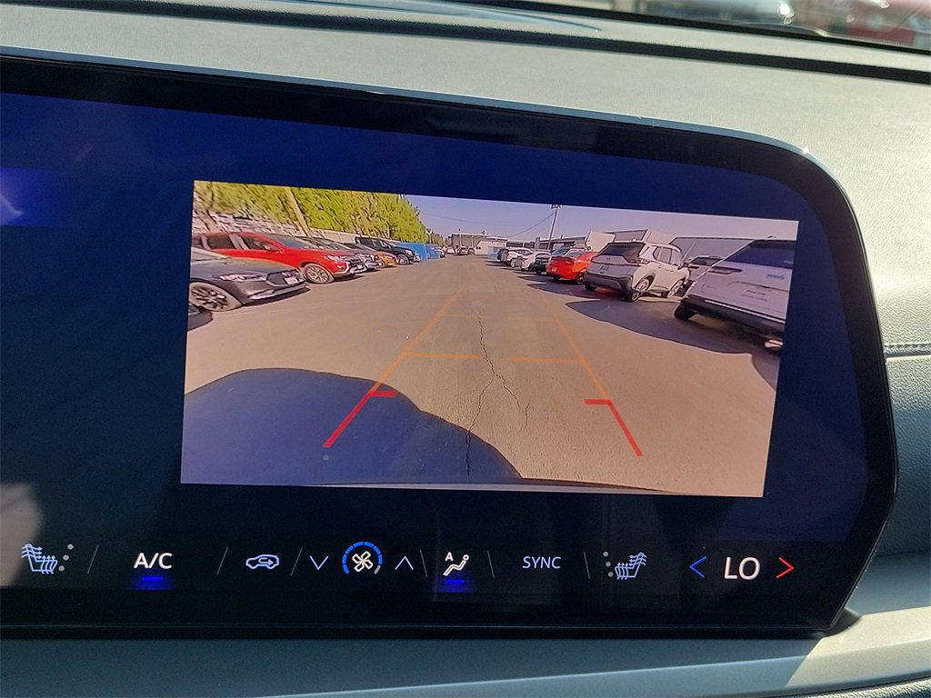 Used 2025 Chevrolet Traverse LT image 11