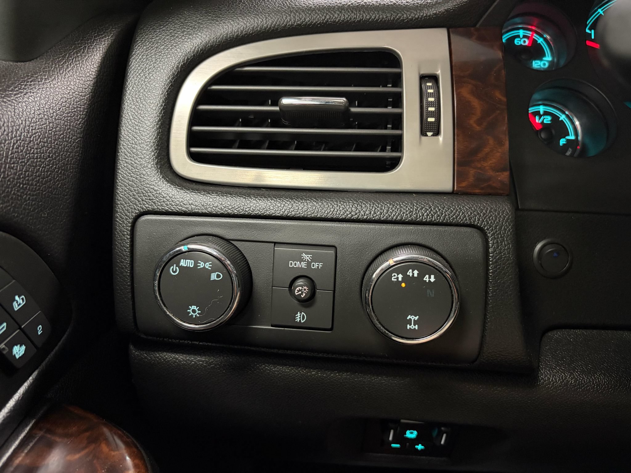 Used 2013 GMC Sierra 3500 Denali AWD/4WD image 17