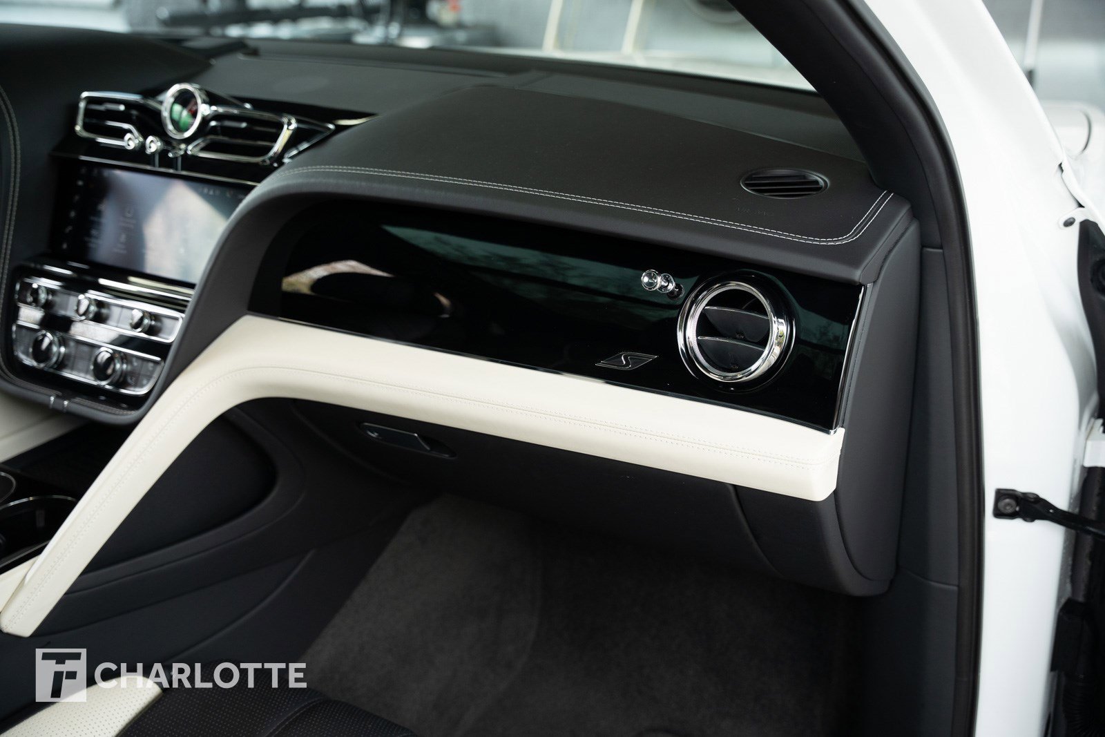 Used 2024 Bentley Bentayga image 31