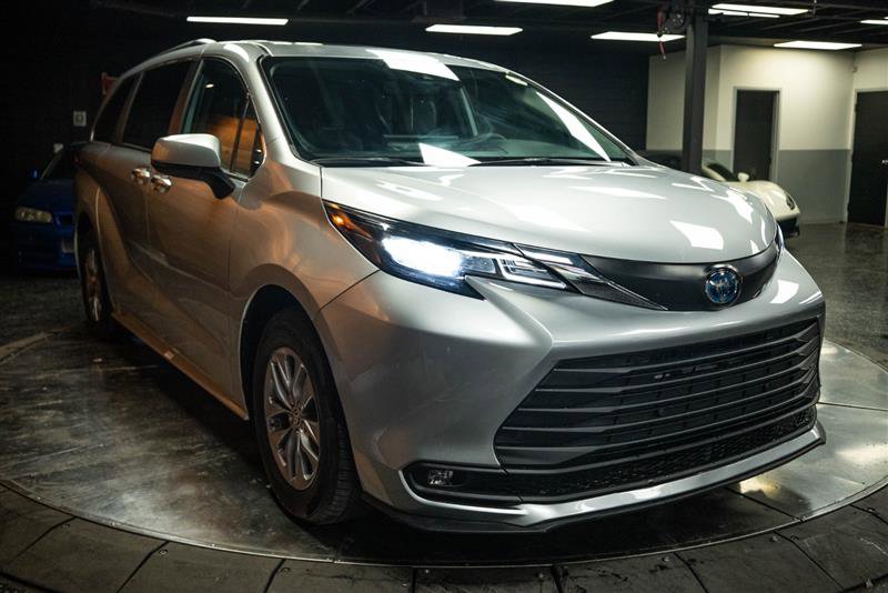 Used 2025 Toyota Sienna XLE FWD image 5