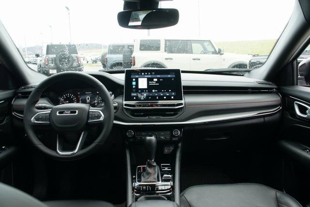 Used 2025 Jeep Compass Trailhawk image 32