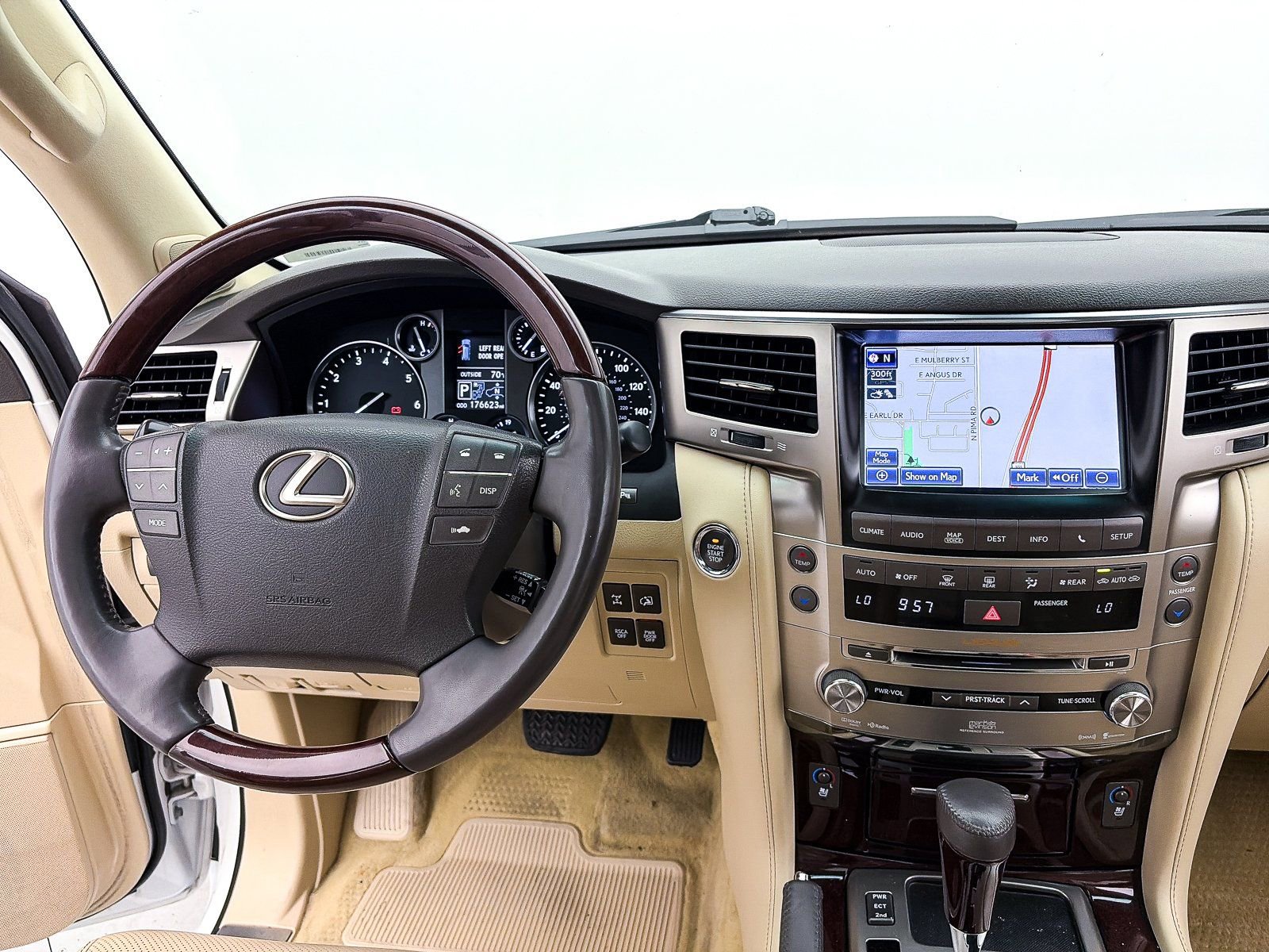 Used 2013 Lexus LX 570 4WD w/ Luxury Pkg w/Pre-crash image 6