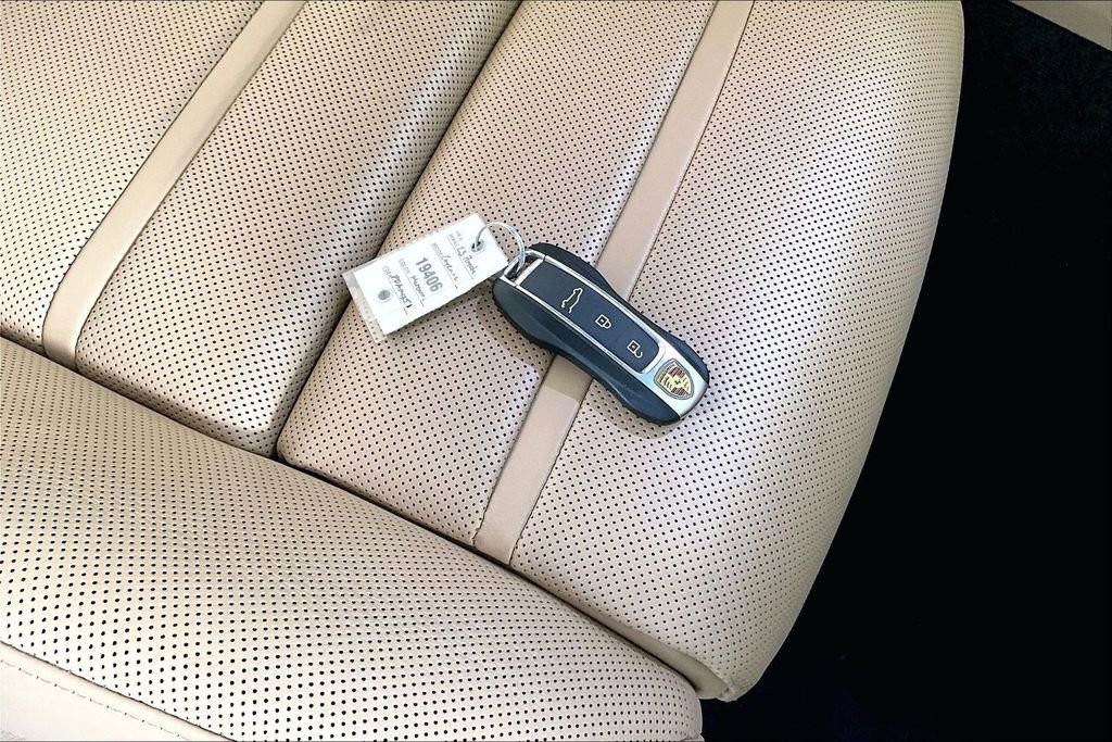 Used 2023 Porsche Cayenne S Platinum image 34