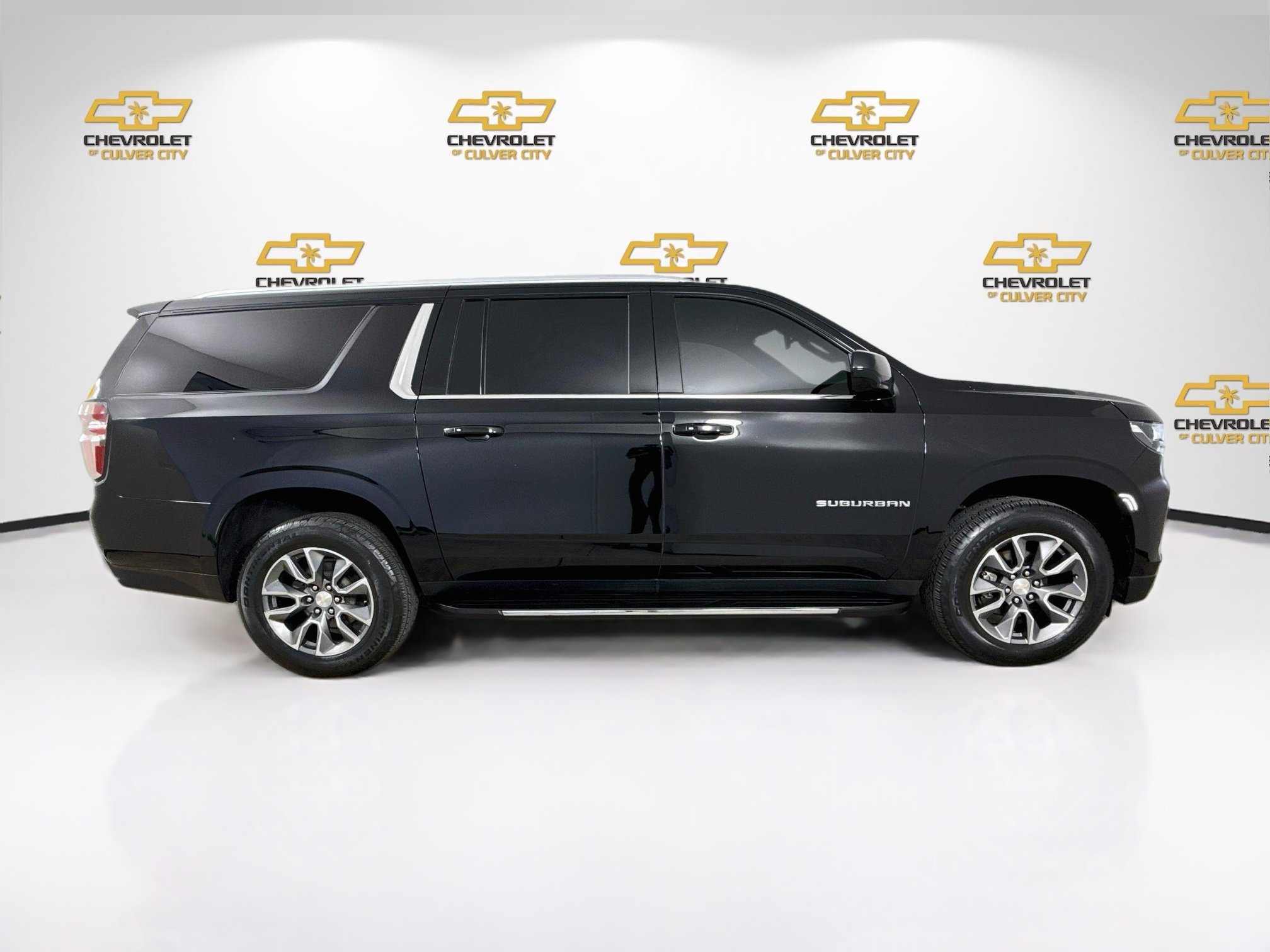 Used 2024 Chevrolet Suburban LT RWD image 9