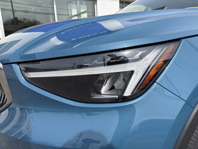 Used 2025 Volvo XC40 B5 Core image 9