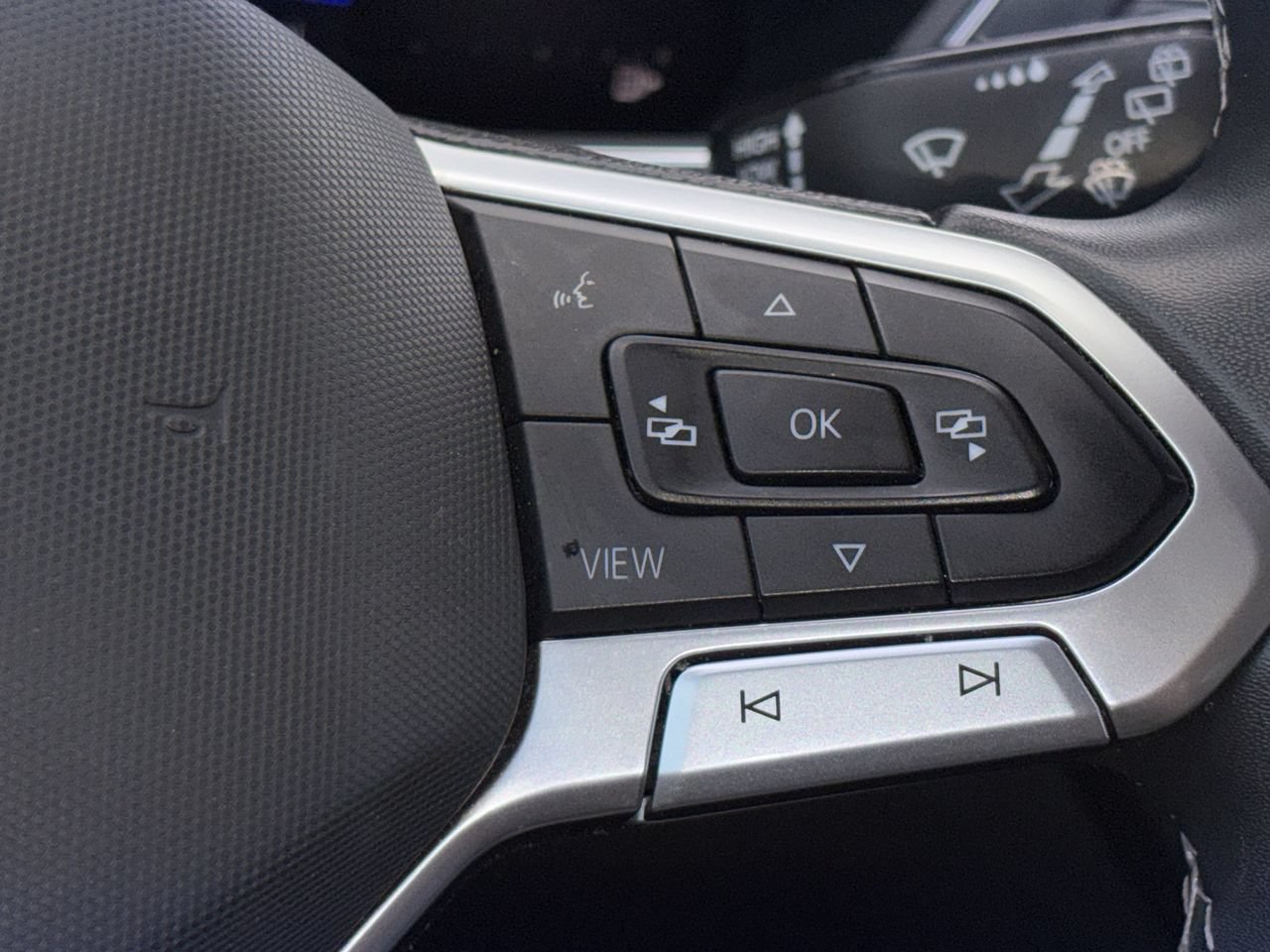 Used 2022 Volkswagen Tiguan SE FWD image 12